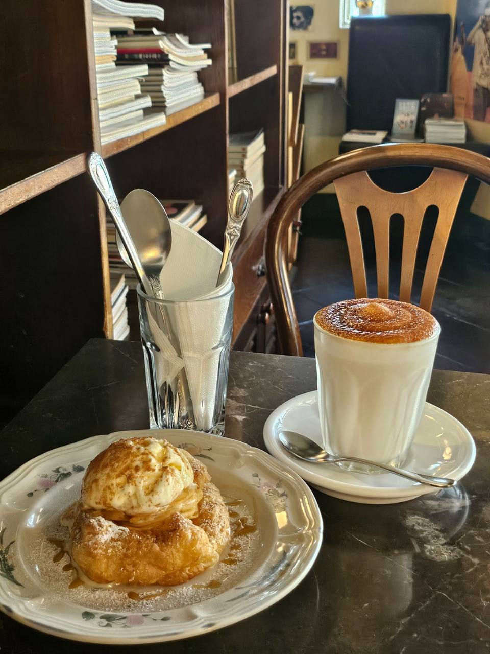 Le Park Cafe image 1